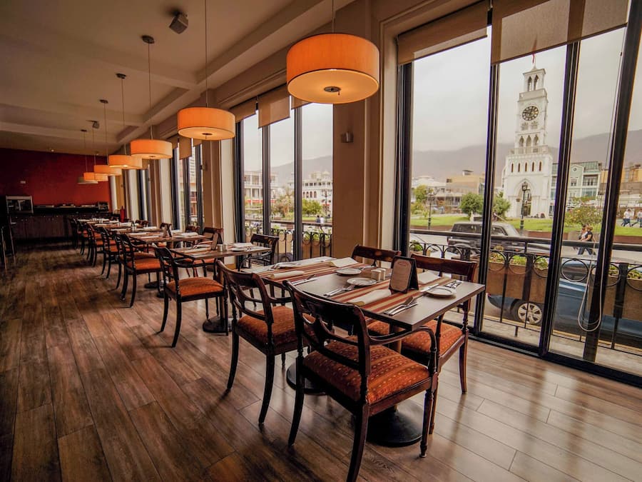 Breakfast, lunch, dinner served; Regional cuisine