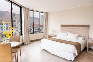 Ropa de cama de alta calidad, escritorio y cortinas blackout 