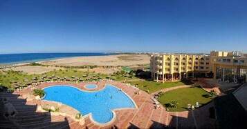 Una piscina techada, 2 piscinas al aire libre, sombrillas