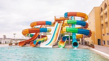 Piscine couverte, 2 piscines extérieures, parasols de plage