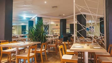 3 restaurants, international cuisine