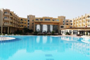 من حمّامات السباحة المغطاة، 2 من حمّامات السباحة الخارجية