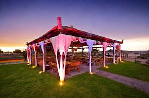 3 restaurants, international cuisine