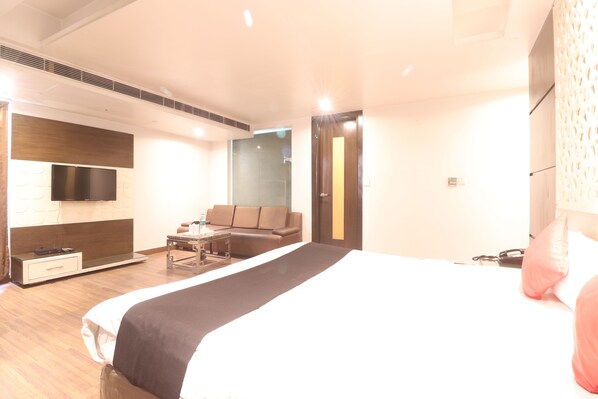 Frette Italian sheets, premium bedding, minibar, in-room safe - Hotel Uppal International (New Delhi)