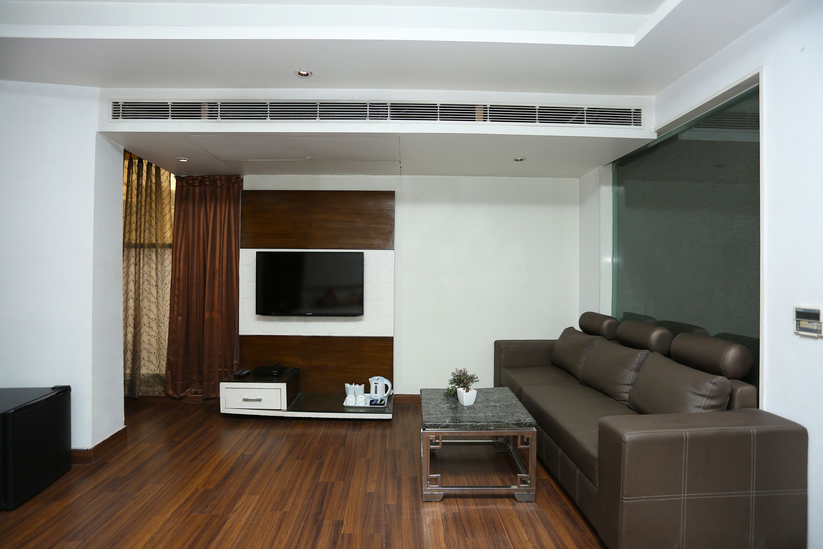 32-inch LCD TV with satellite channels, TV