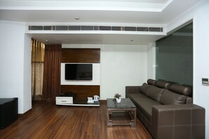 32-inch LCD TV with satellite channels, TV - Hotel Uppal International (New Delhi)