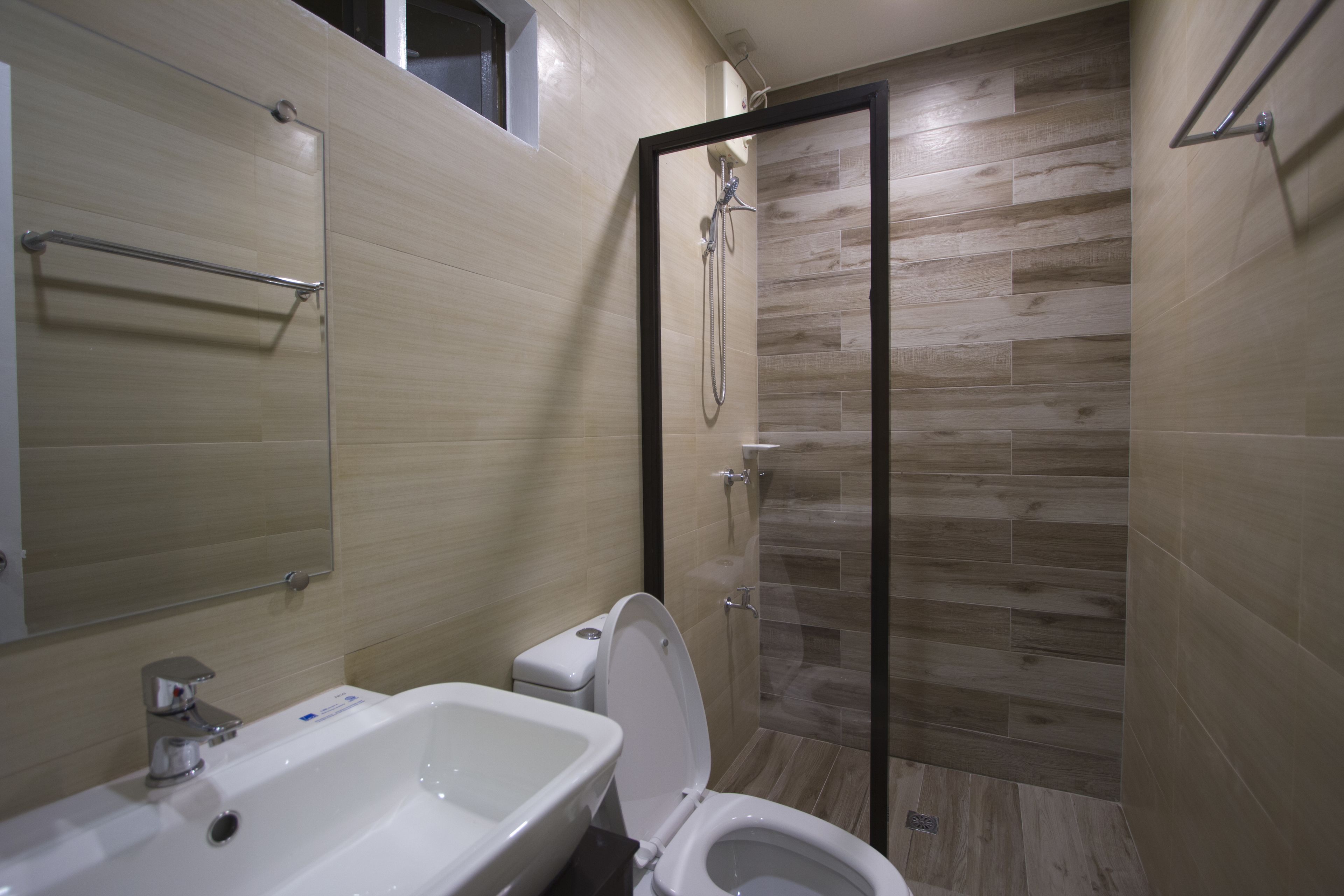 superior studio suite | bathroom | shower, towels