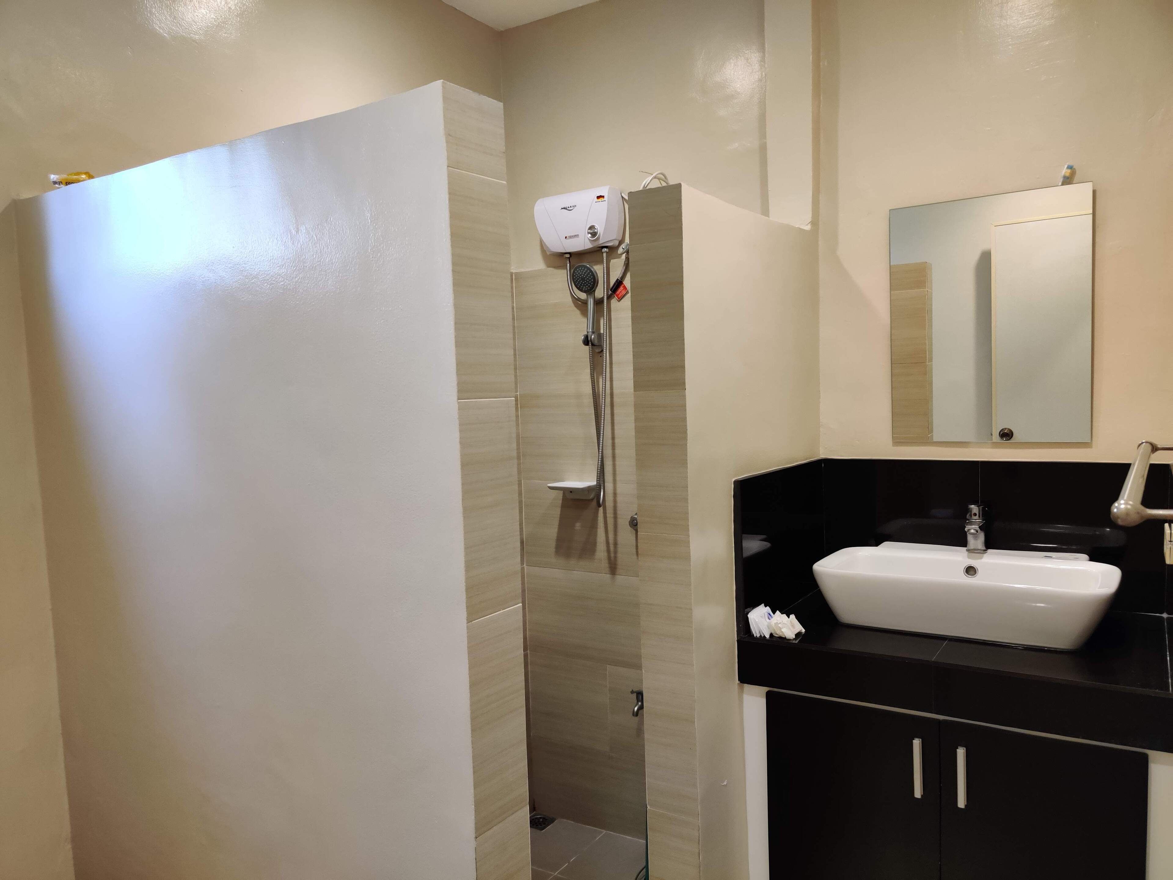 standard apartment, 2 bedrooms | bathroom | shower, towels