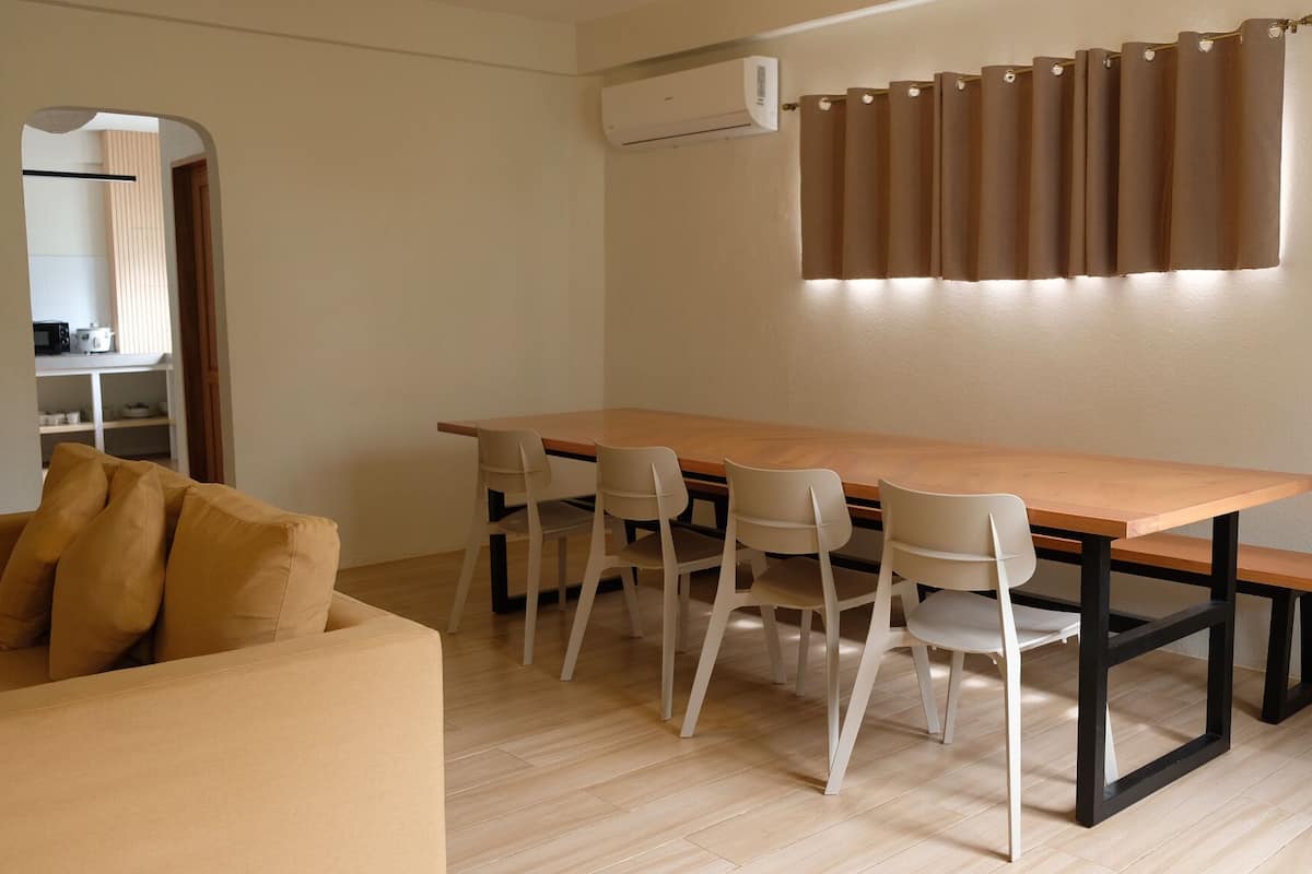 Suite, 3 habitaciones | Área de sala de estar | Televisión