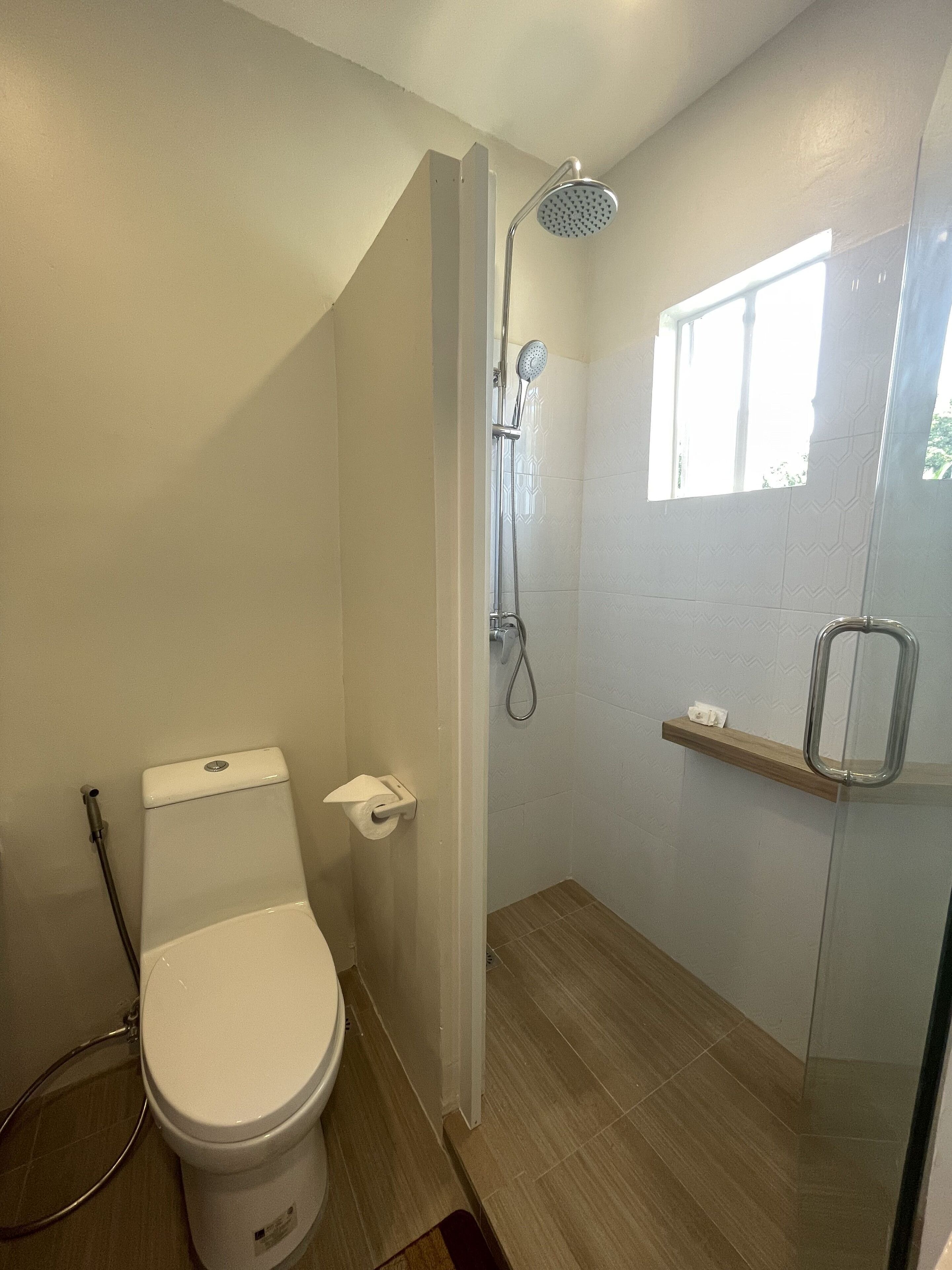 suite, 3 bedrooms | bathroom | shower, towels