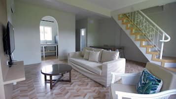 Departamento Premium, 2 habitaciones | Área de sala de estar | Televisión