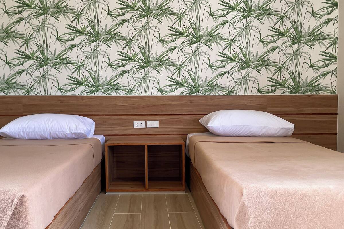 Comfort Studio, 2 Twin Beds, Non Smoking | In-room safe, desk, WiFi (free), bed sheets