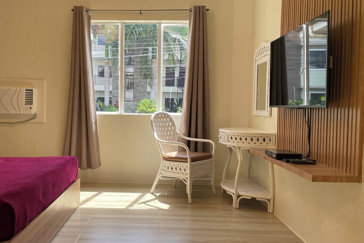 Comfort Studio, 1 Queen Bed, Non Smoking | In-room safe, desk, WiFi (free), bed sheets