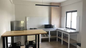 Suite, 3 Bedrooms | Private kitchen | Fridge, electric kettle
