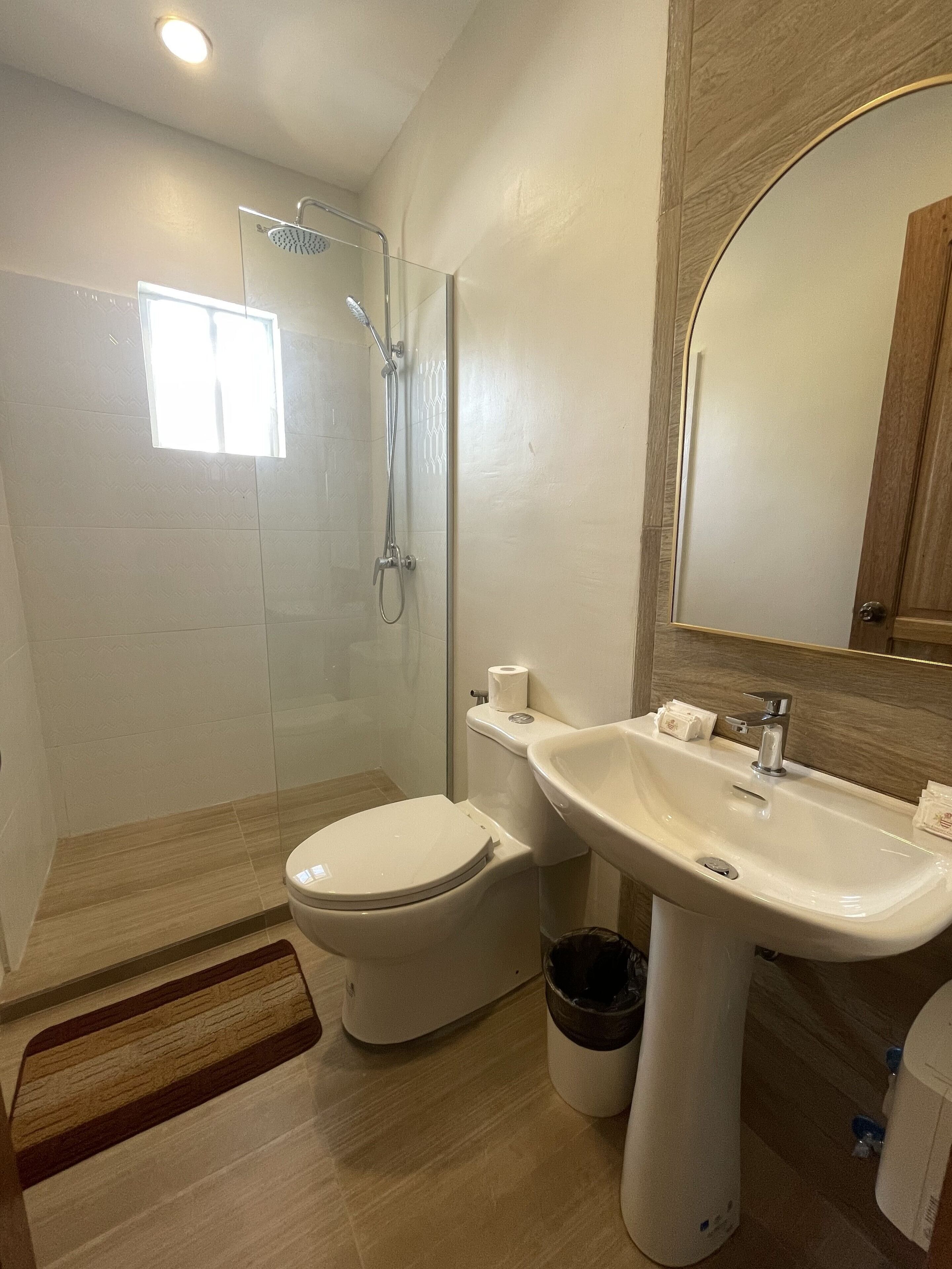 suite, 3 bedrooms | bathroom | shower, towels