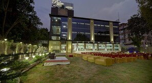 Vista frontal de la propiedad por la tarde o noche