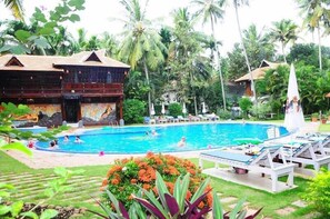 Piscine extérieure, parasols de plage, chaises longues