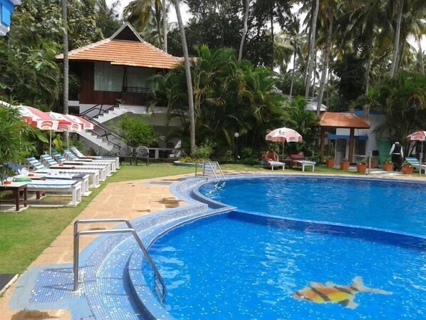 Kolam renang outdoor, dengan payung kolam renang dan kursi berjemur