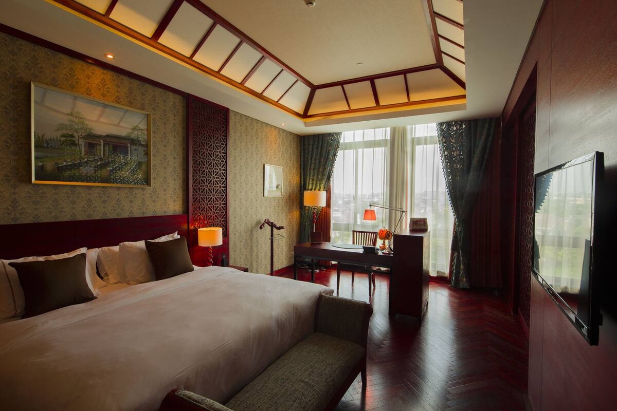 Executive Suite | Premium bedding, minibar, in-room safe, desk