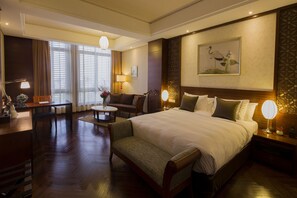 Phòng Deluxe | Bộ đồ giường cao cấp, minibar, két bảo mật tại phòng, bàn 