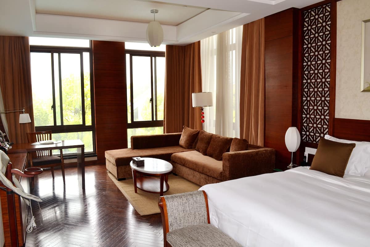 Quarto luxo, 1 cama King, vista para o lago | Roupas de cama premium, frigobar, cofres nos quartos, escrivaninha