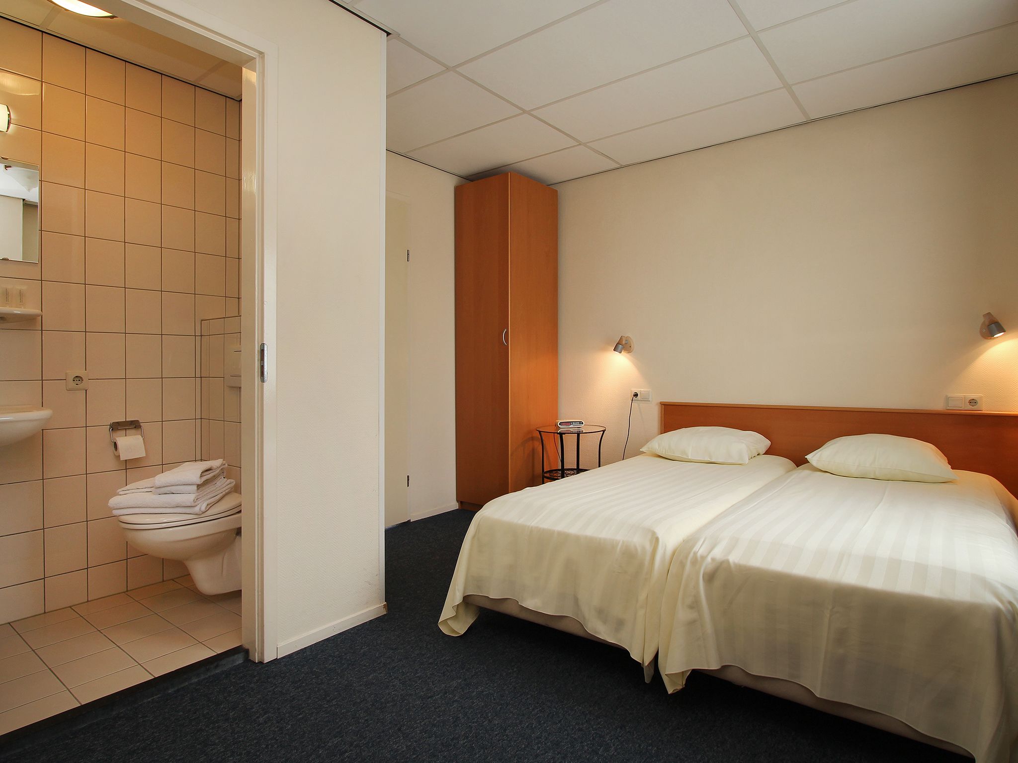 standard room, 2 single beds | bathroom | shower, hair dryer, towels