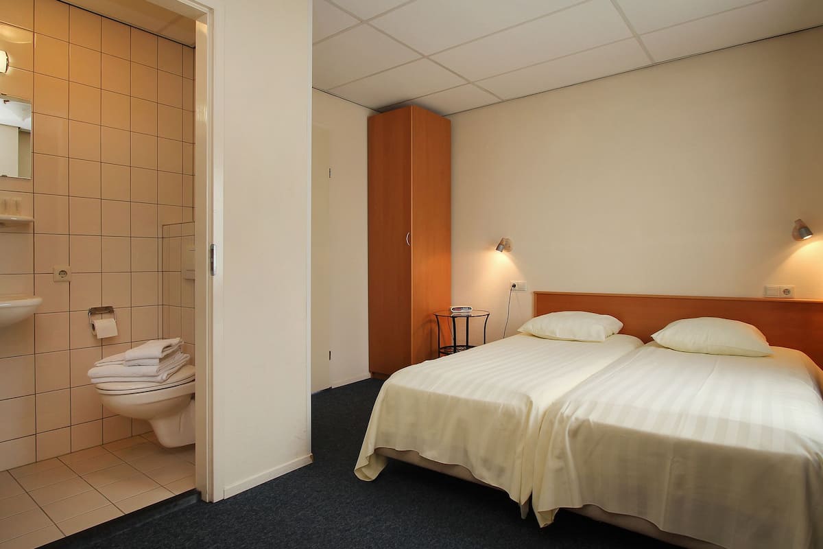 standard room, 2 single beds | bathroom | shower, hair dryer, towels