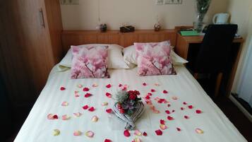 Tweepersoonskamer (Small) | Donzen dekbedden, gratis babybedden, extra bedden, gratis wifi