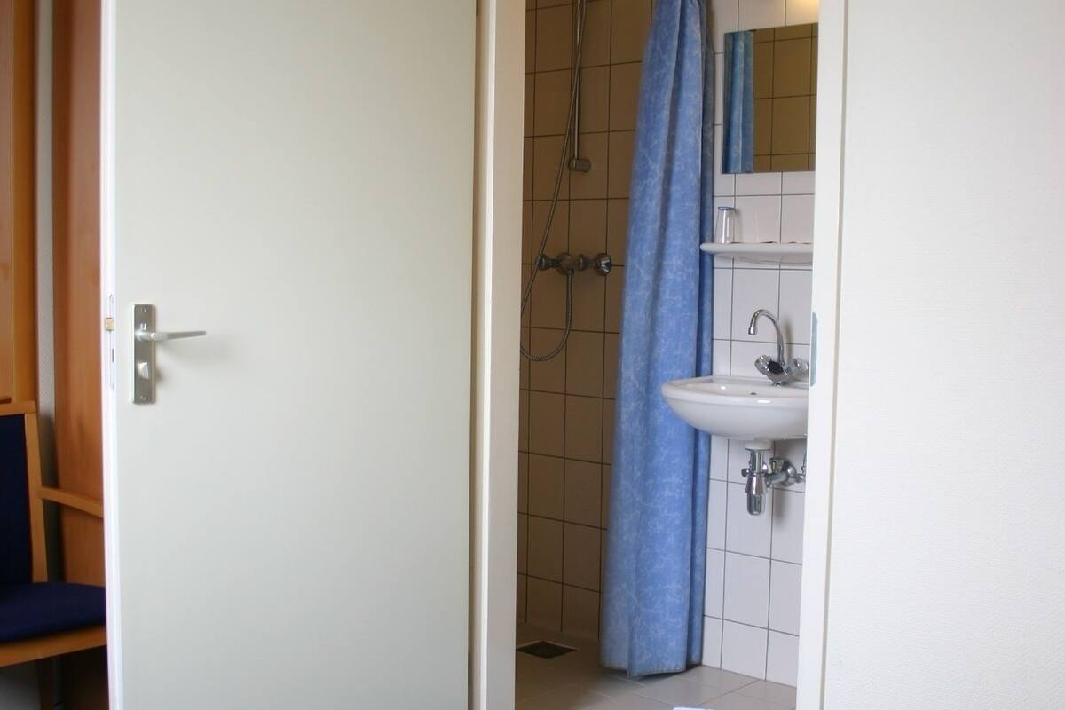 1 bedroom, down duvets, free cots/infant beds, rollaway beds