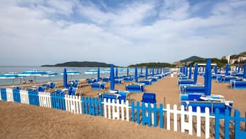 Playa privada en los alrededores, camas de playa gratis, sombrillas