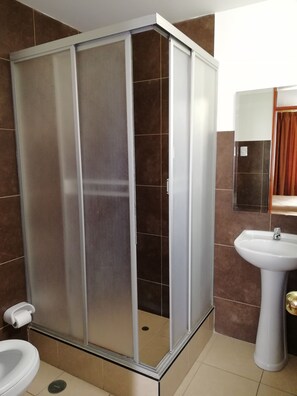 Shower, rainfall showerhead, free toiletries, towels