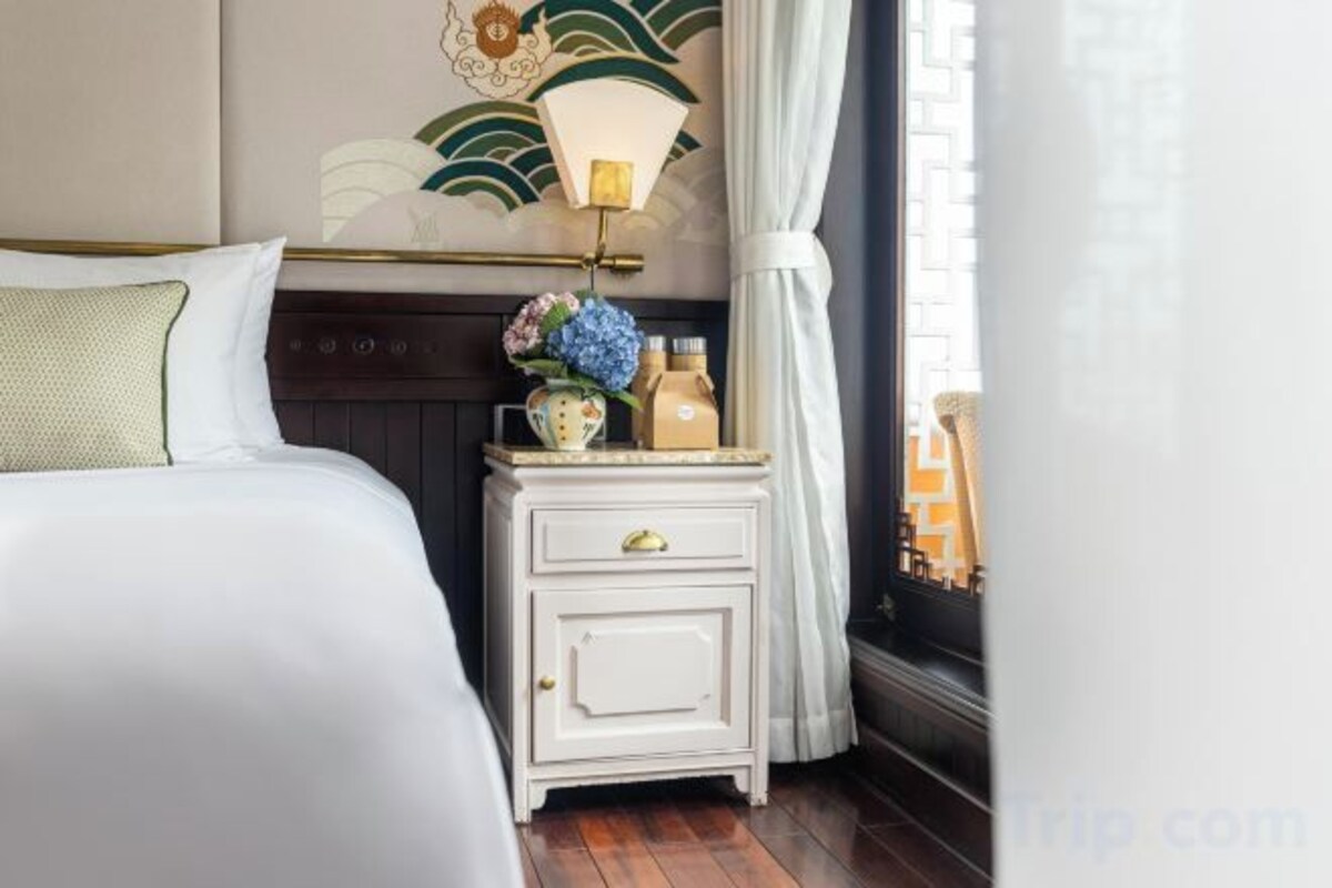 In-room safe, soundproofing, bed sheets