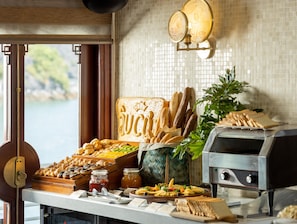 Free daily buffet breakfast  - The Au Co Cruises (Ha Long)