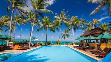 Piscine extérieure, parasols de plage, chaises longues