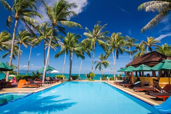 Piscina externa, guarda-sóis, espreguiçadeiras