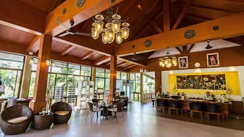 Bar de coquetéis, vistas para a praia, aberto todos os dias