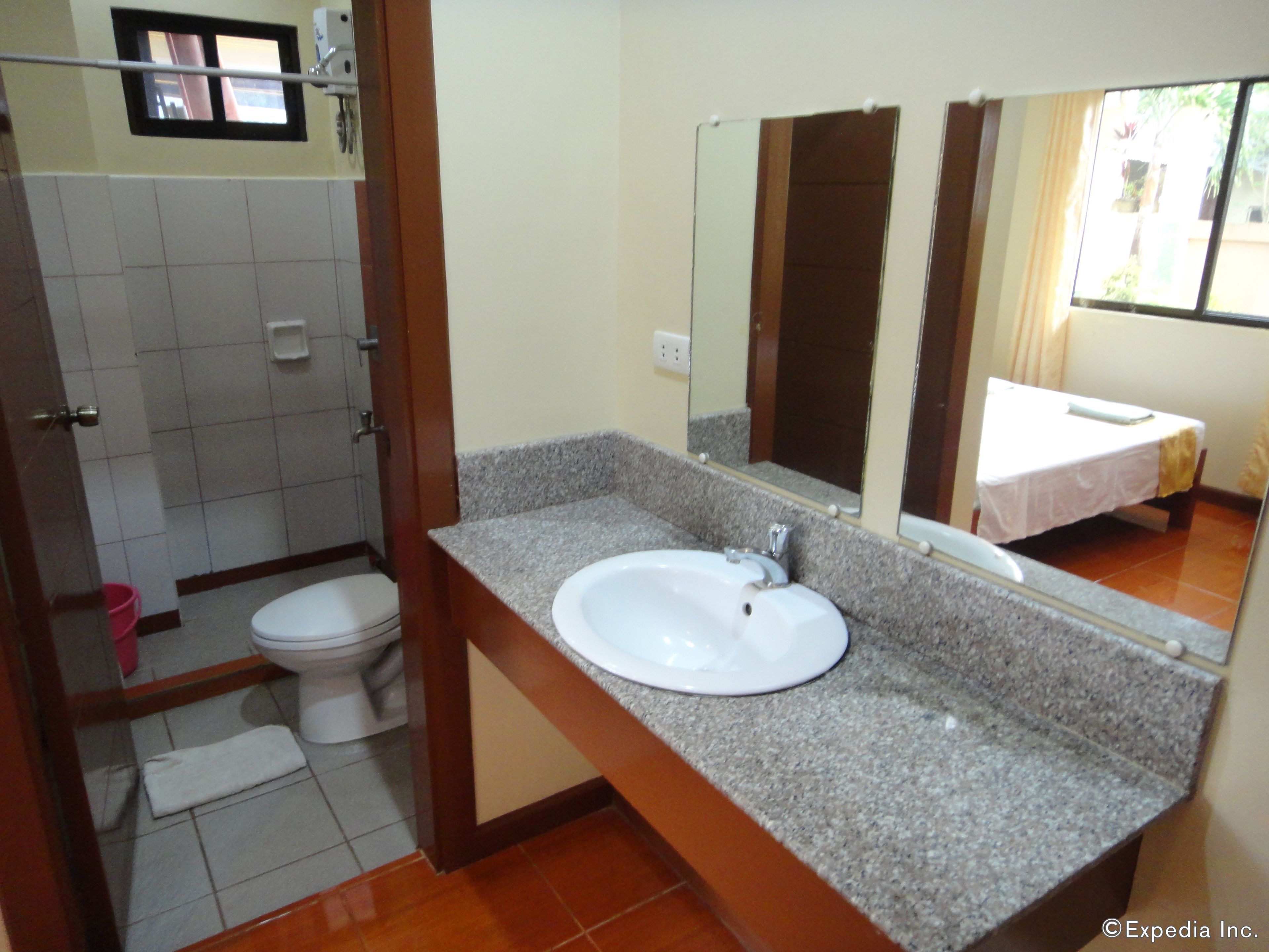 deluxe triple room | bathroom sink