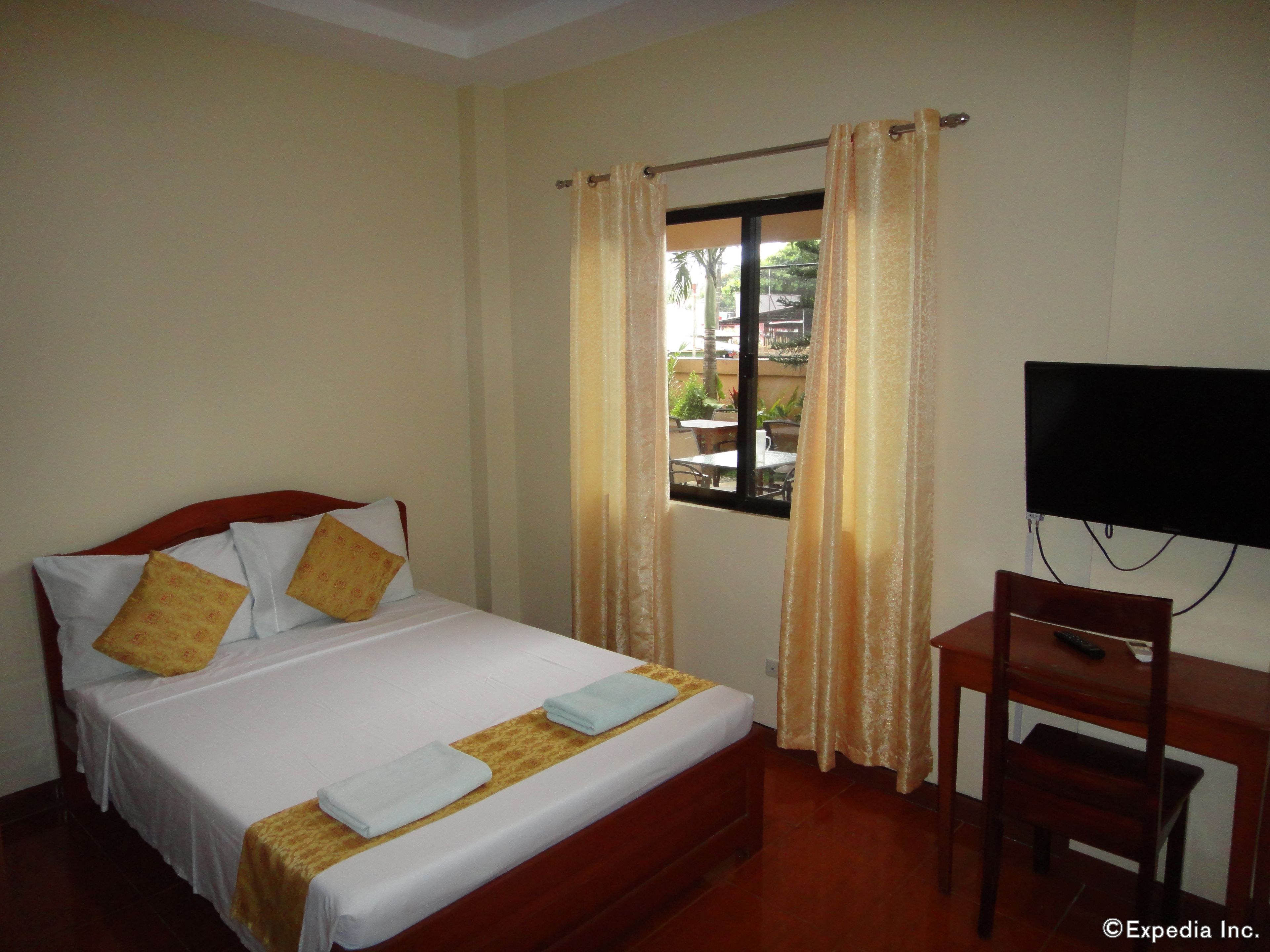 deluxe triple room | desk, iron/ironing board, free wifi