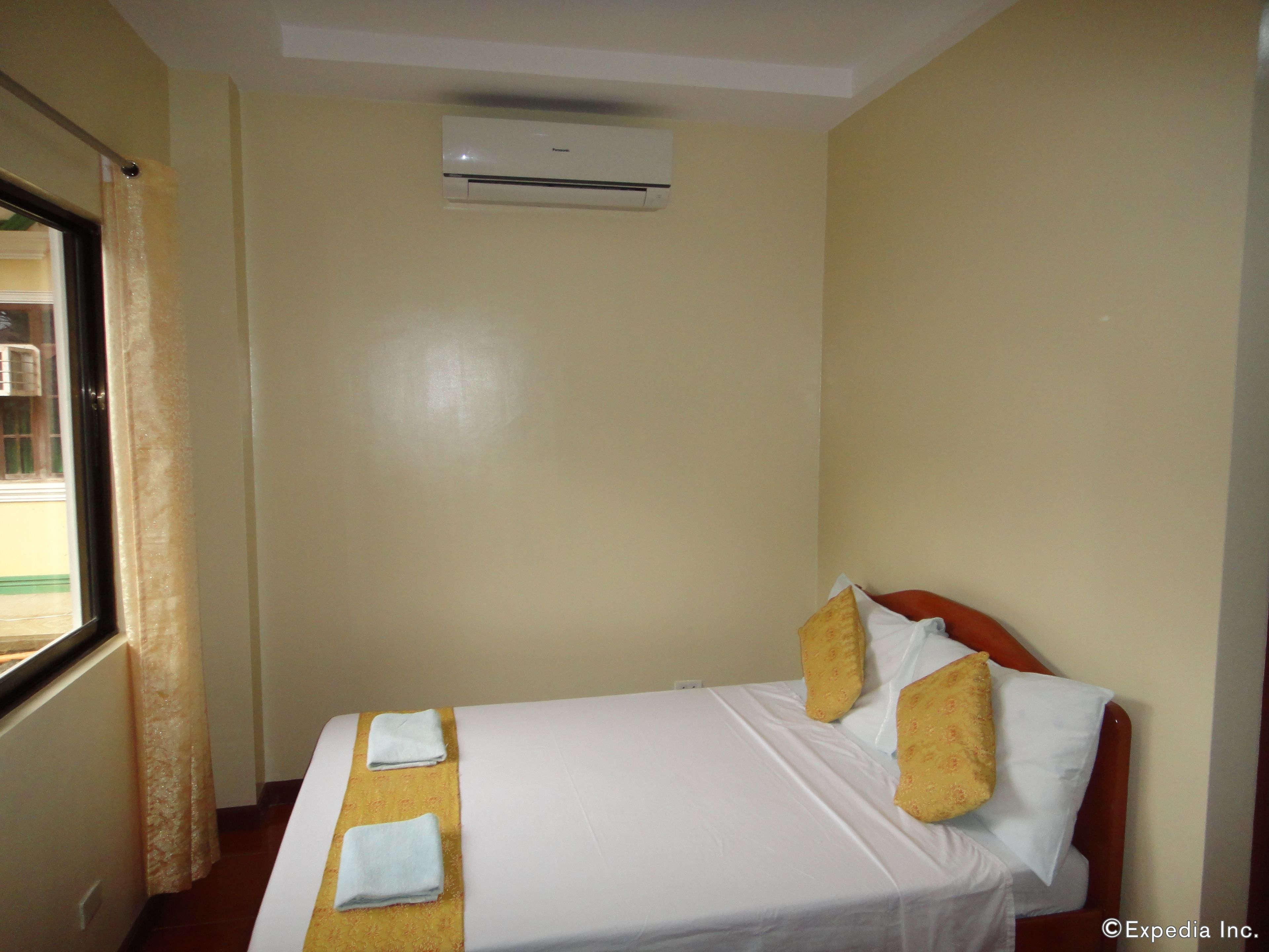 deluxe triple room | desk, iron/ironing board, free wifi