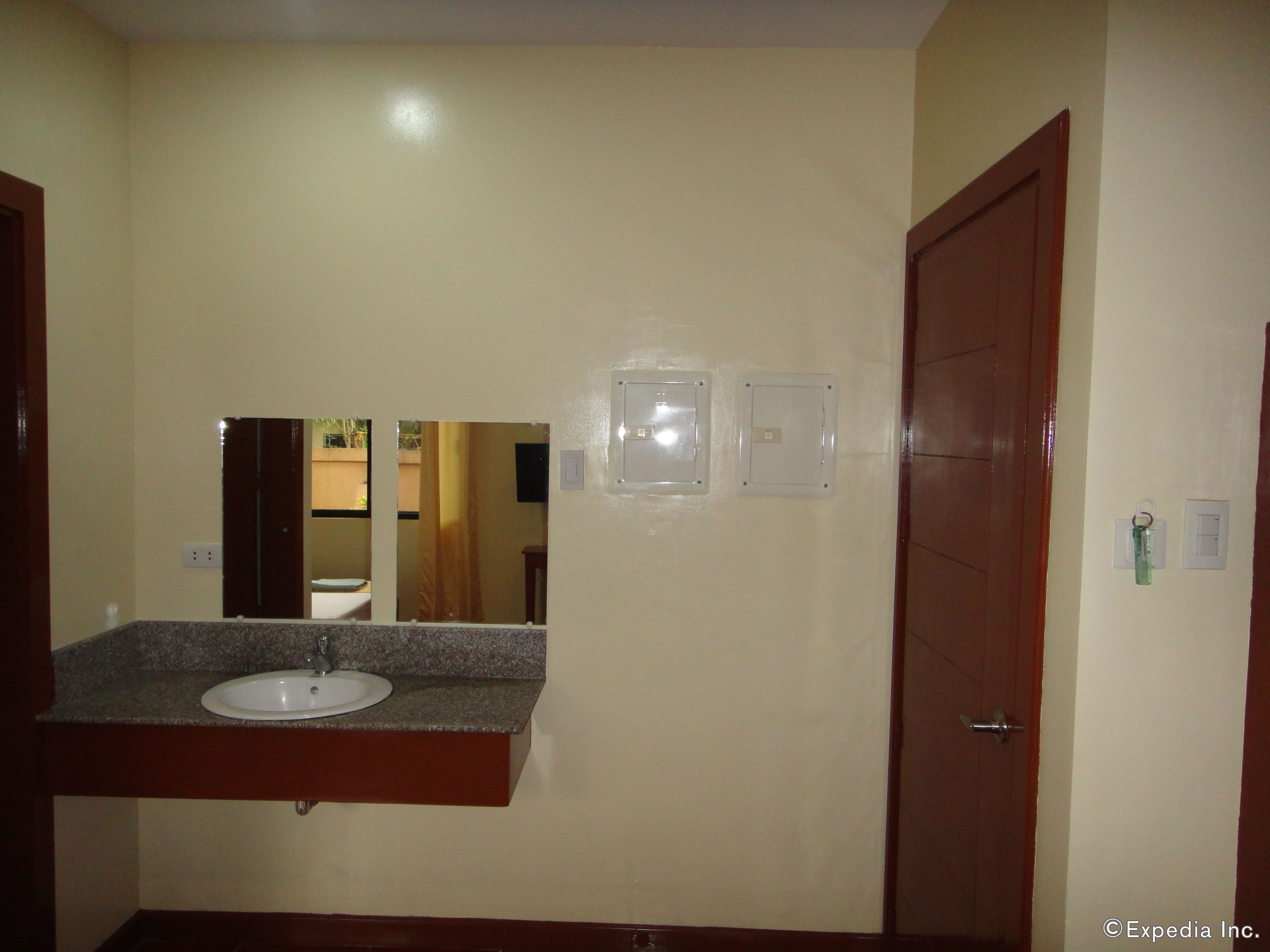 deluxe triple room | bathroom sink