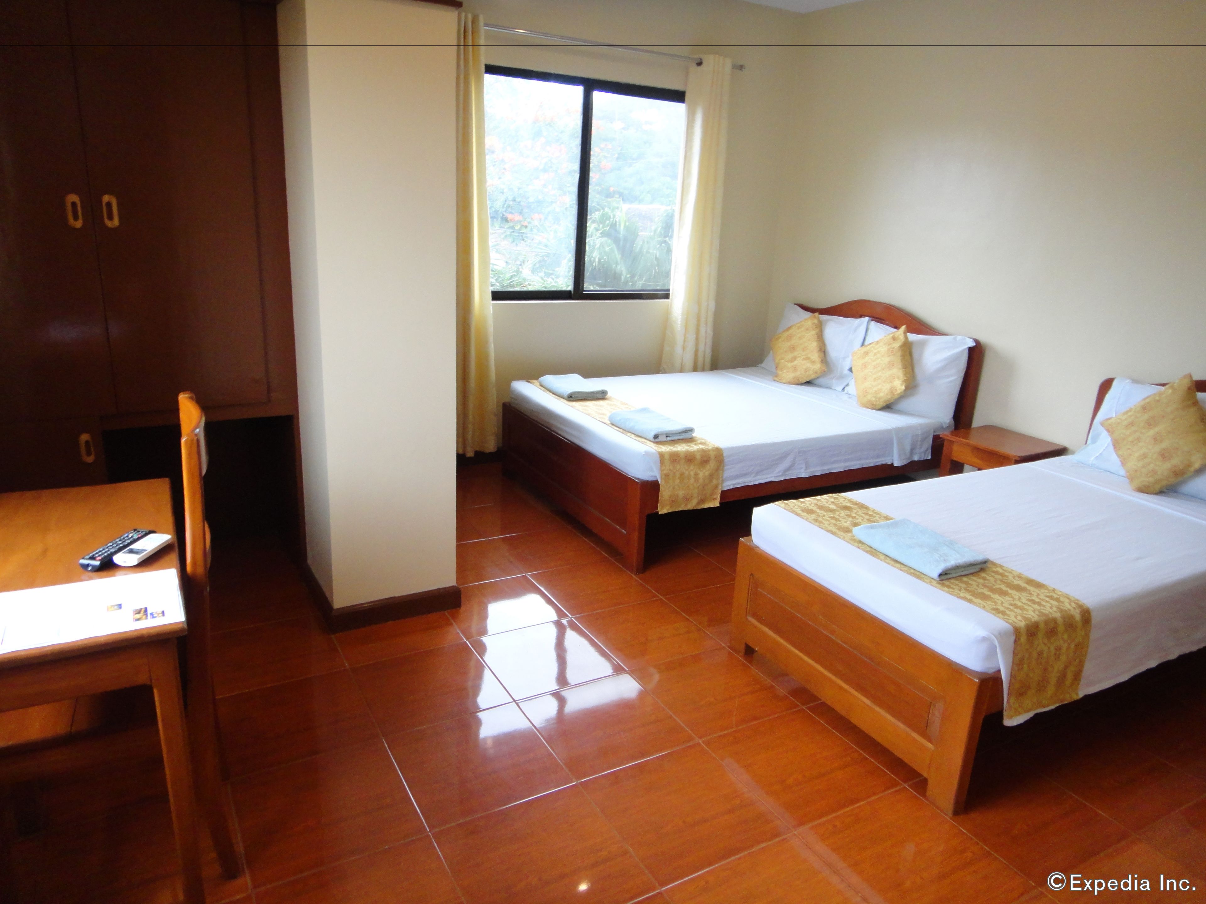 deluxe twin room | desk, iron/ironing board, free wifi