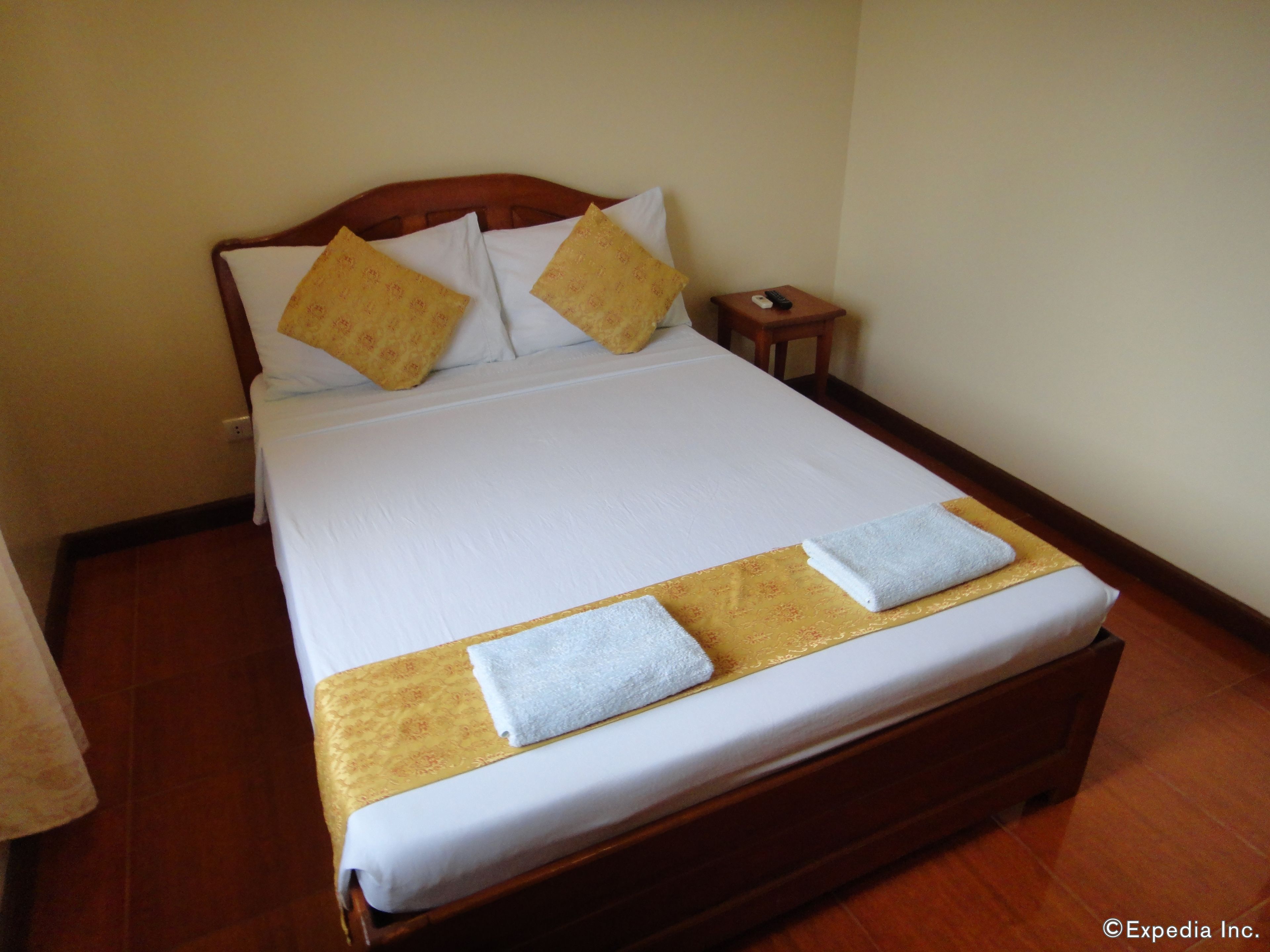 deluxe single room | desk, iron/ironing board, free wifi
