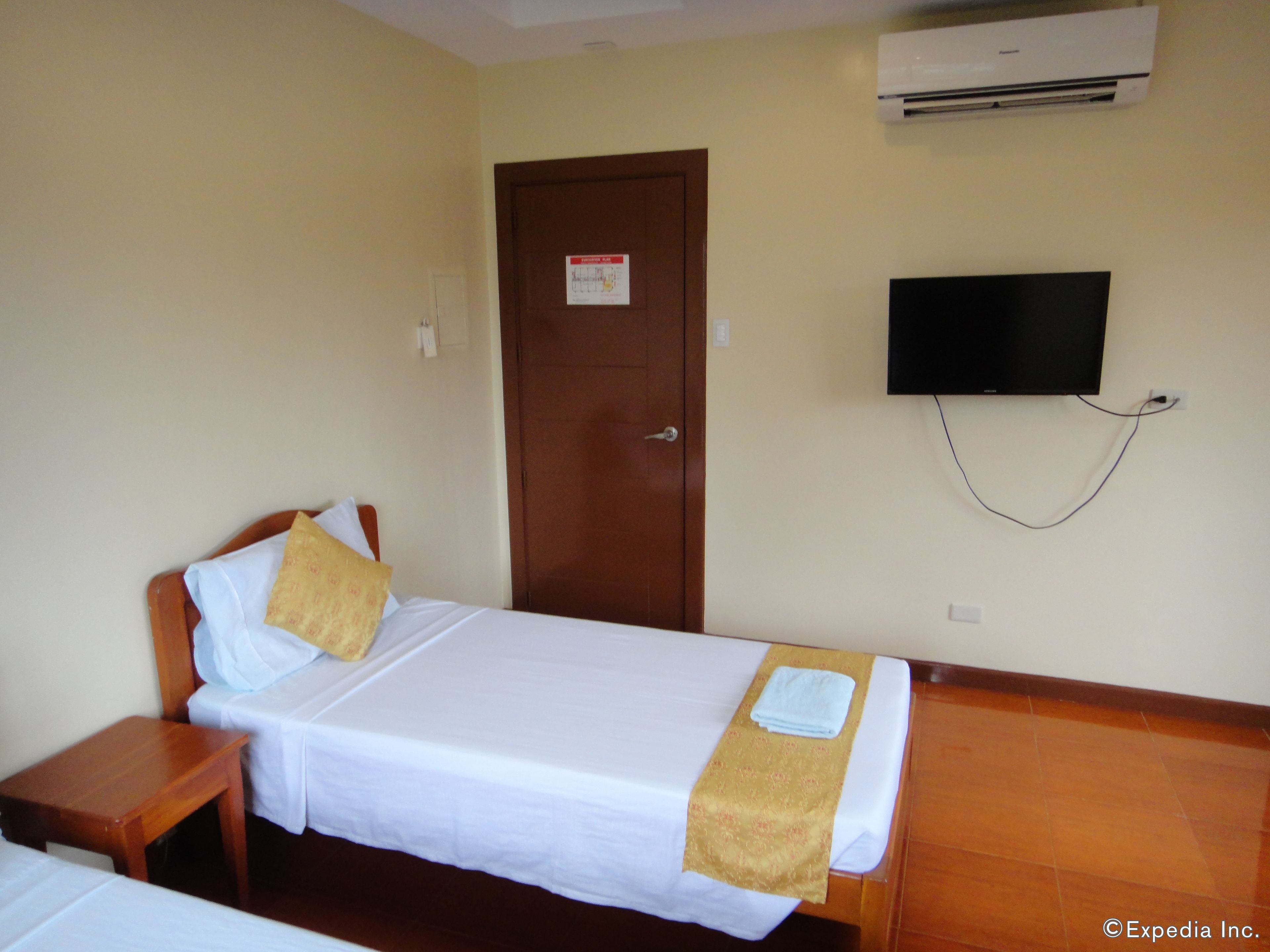 deluxe twin room | desk, iron/ironing board, free wifi