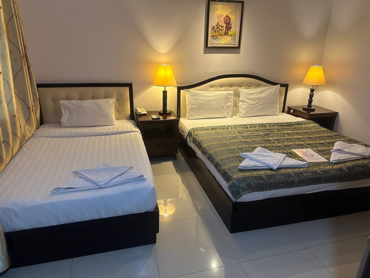 Minibar, caja de seguridad en la habitación y decoración personalizada 