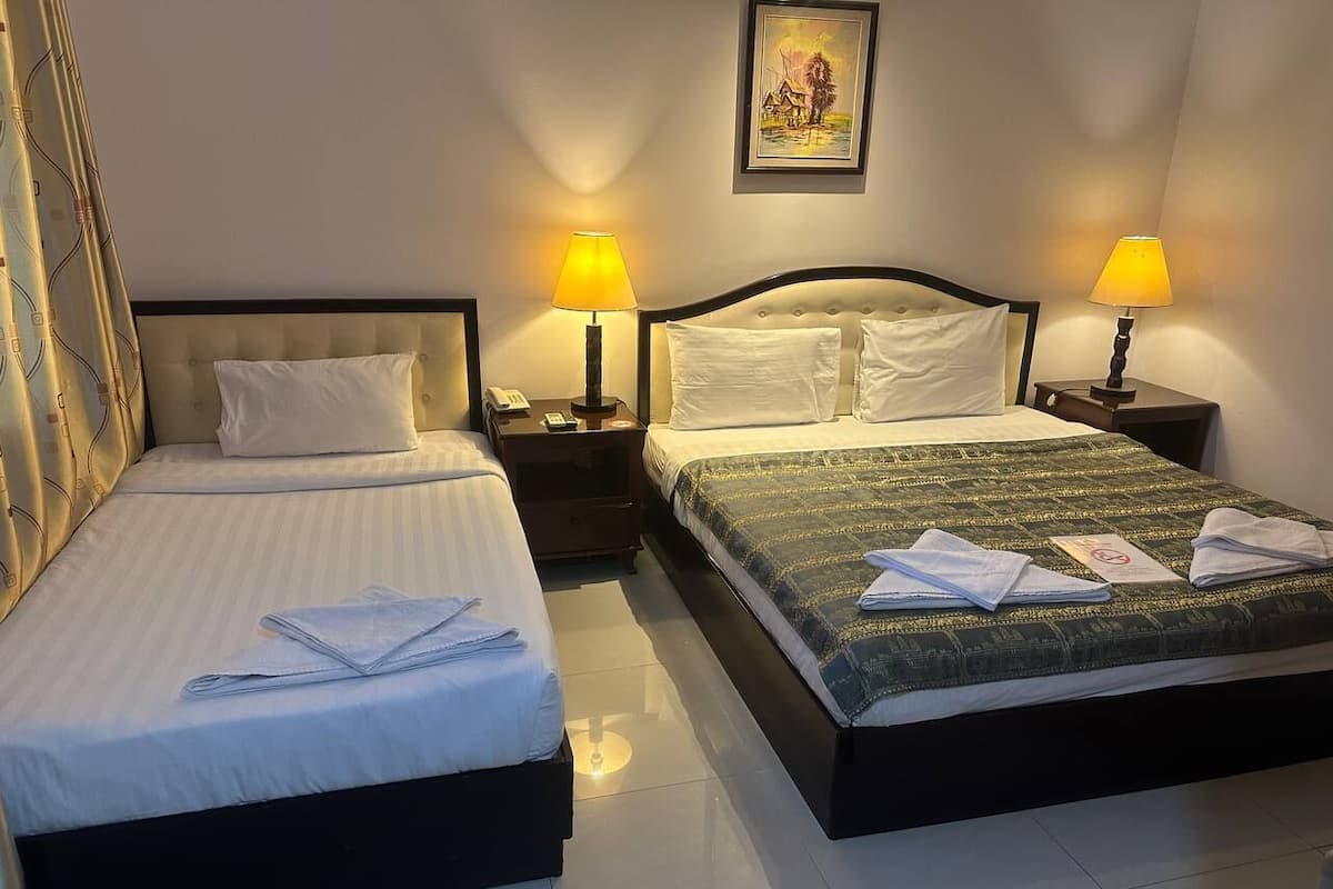 Minibar, caja de seguridad en la habitación y decoración personalizada