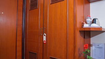 Coffee/tea maker, electric kettle