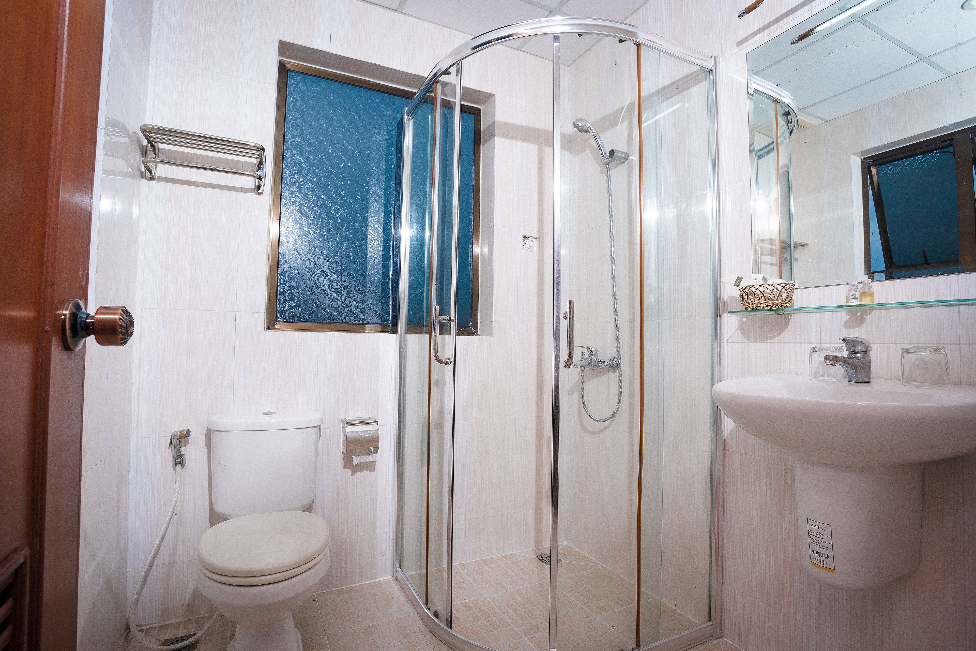 Kamar Double atau Twin Keluarga | Kamar mandi | Shower, shower pijat air,  dan perlengkapan mandi gratis