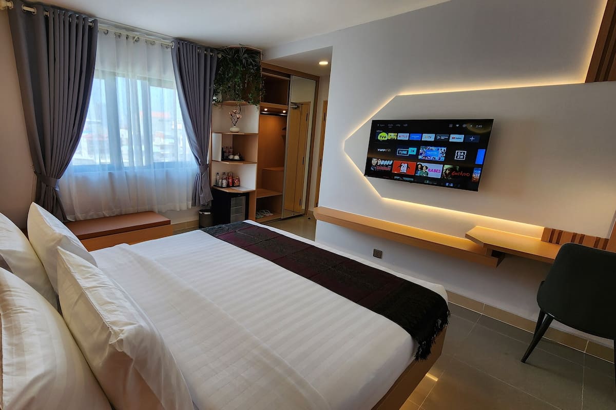 Minibar, caja de seguridad en la habitación y decoración personalizada