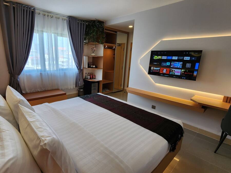 Premium Double Room, 1 King Bed | Minibar, in-room safe, individually decorated, individually furnished