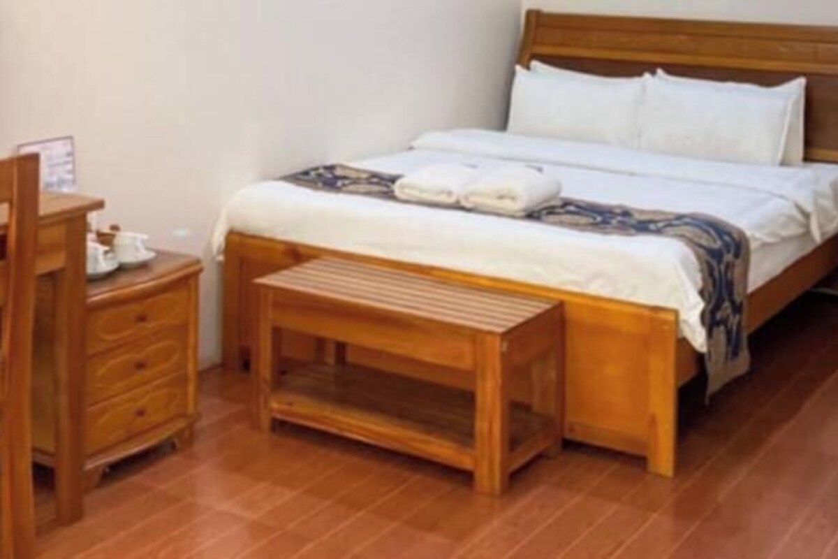Minibar, caja de seguridad en la habitación y escritorio